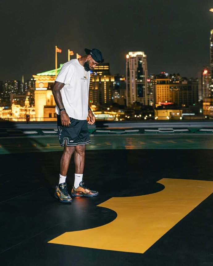 勒布朗·詹姆斯开启中国行：打卡上海外滩、东方明珠