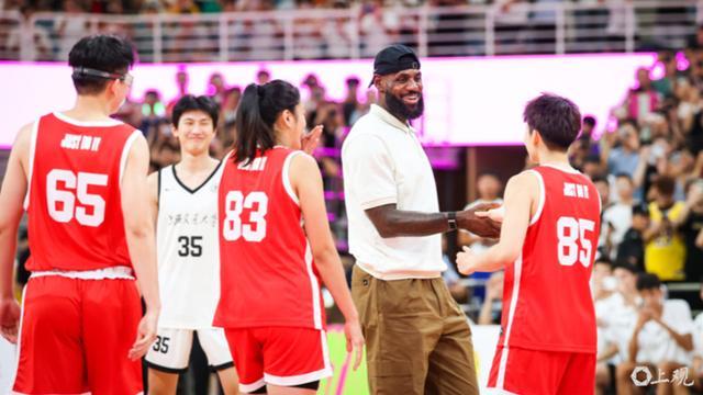 动力图｜NBA球星詹姆斯现身上海交大：勇敢行动就是答案